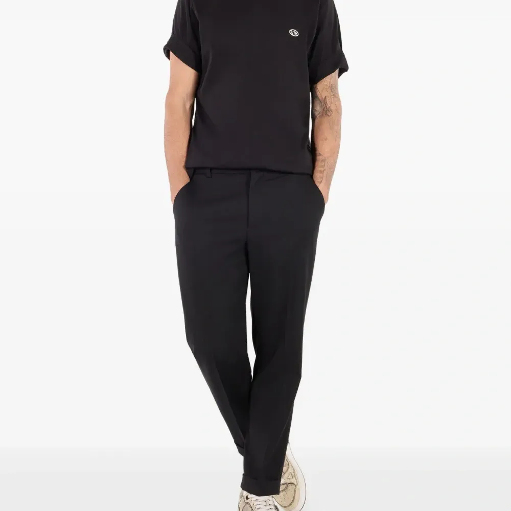 футболка с нашивкой-логотипом