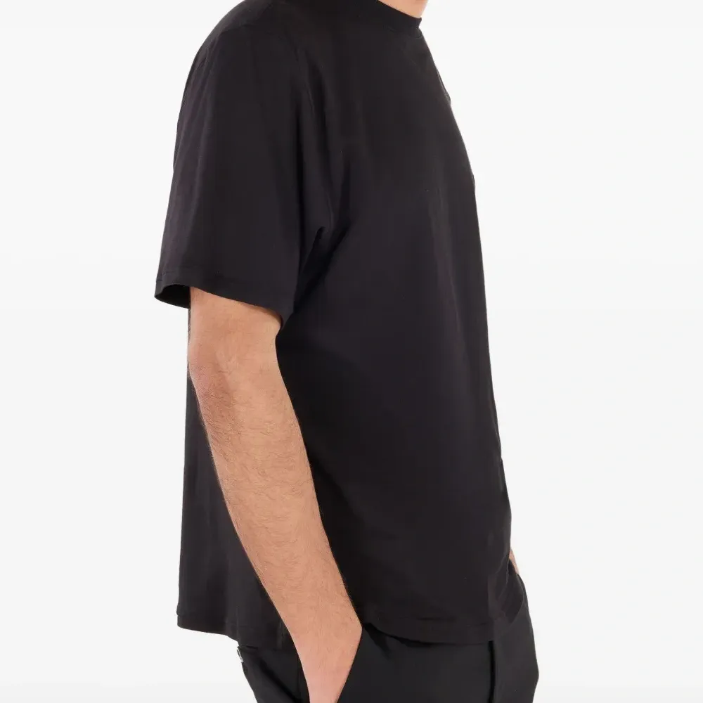 футболка с нашивкой-логотипом