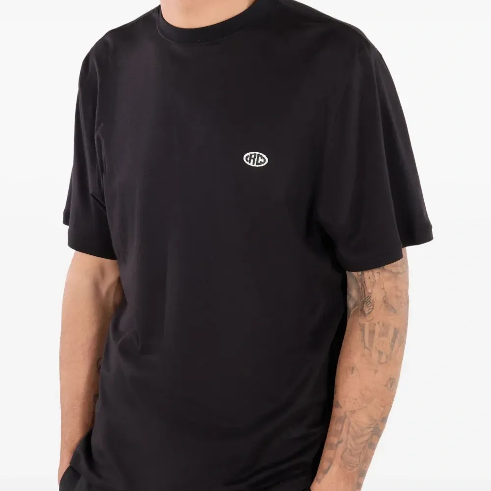 футболка с нашивкой-логотипом