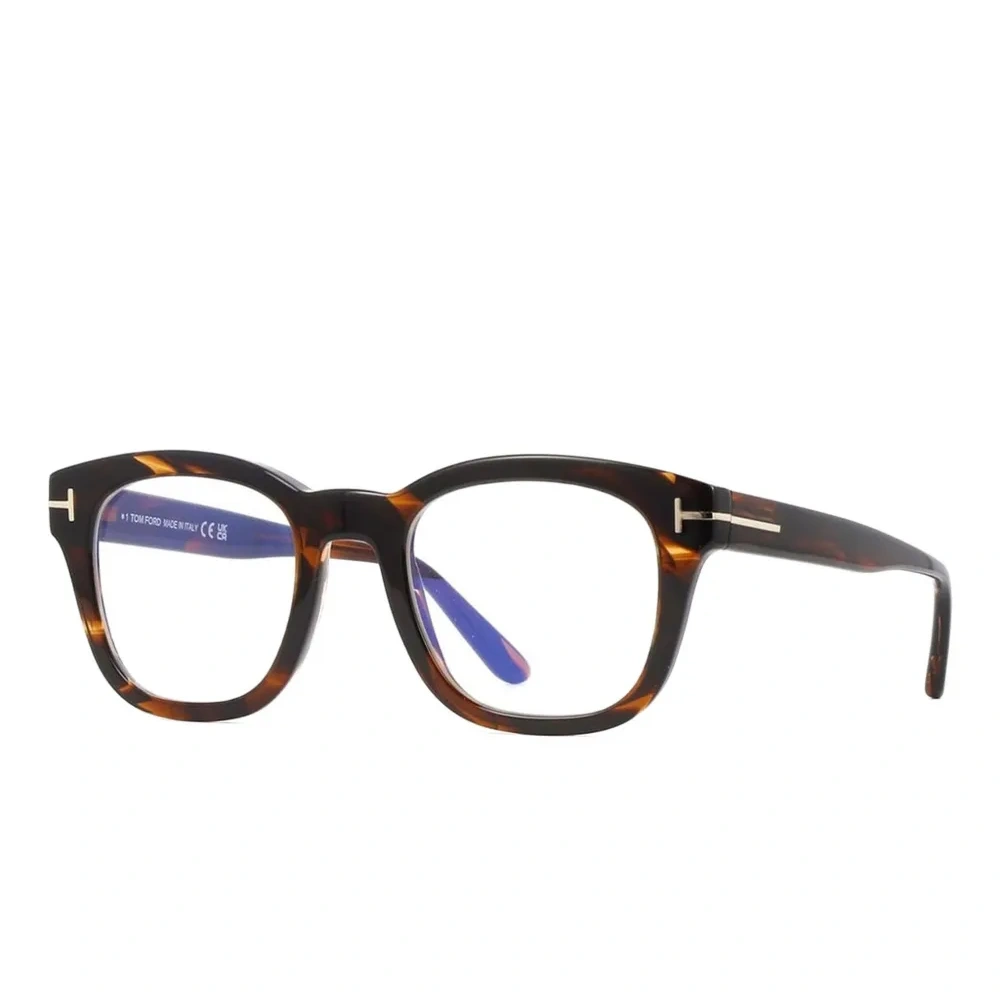 Очки в прямоугольной оправе