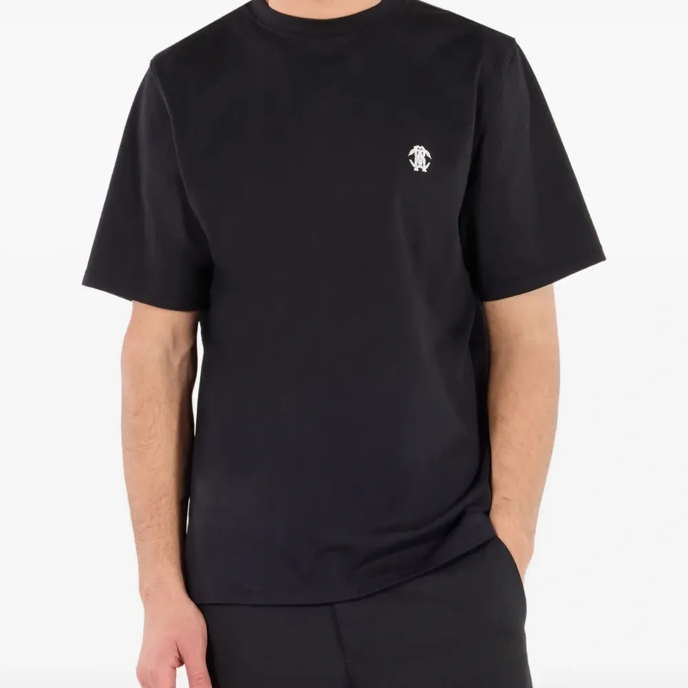 футболка с вышитым логотипом