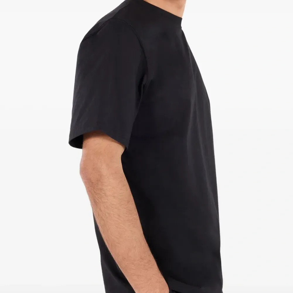 футболка с вышитым логотипом