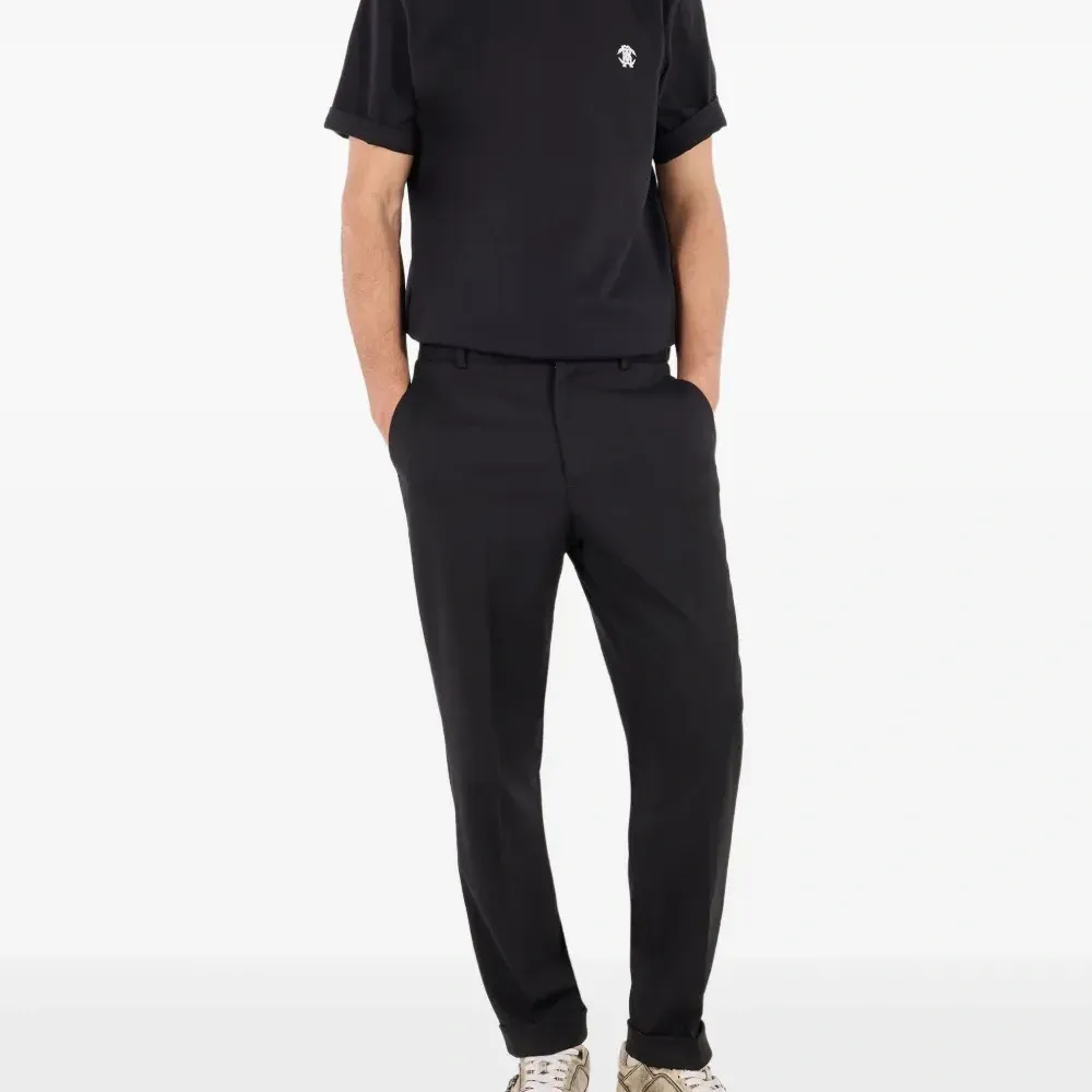 футболка с вышитым логотипом