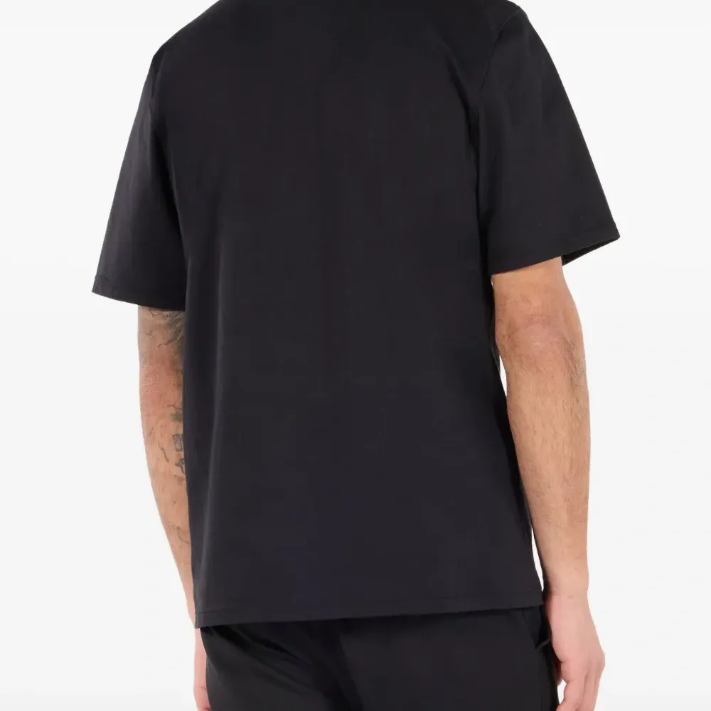 футболка с вышитым логотипом