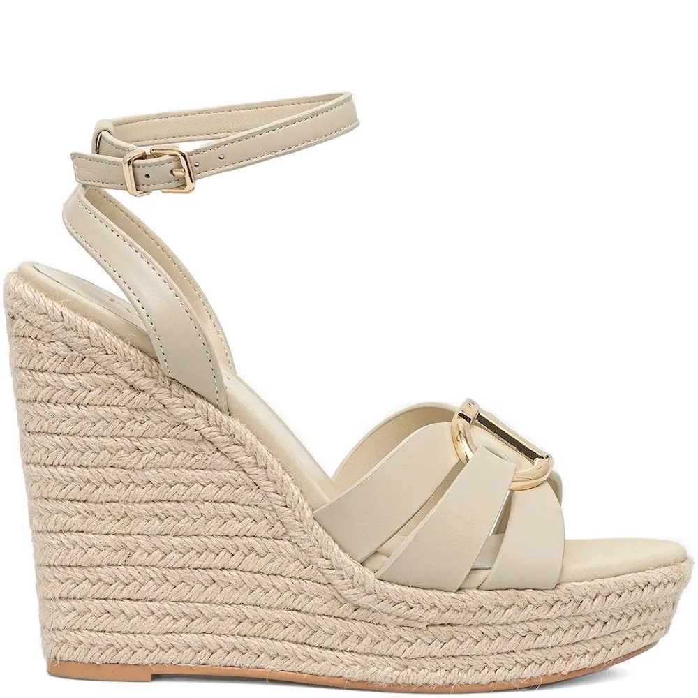 Туфли на танкетке с ремешком на щиколотке