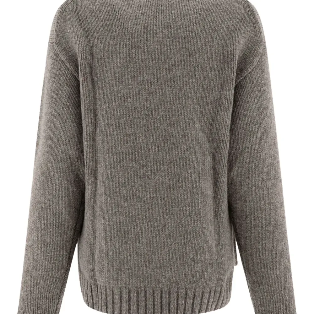 Свитер с круглым вырезом