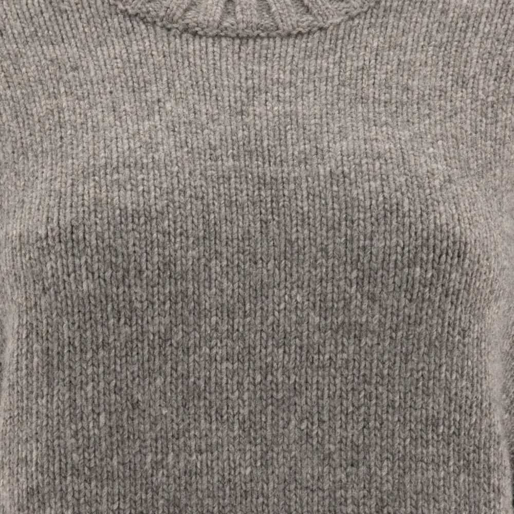 Свитер с круглым вырезом