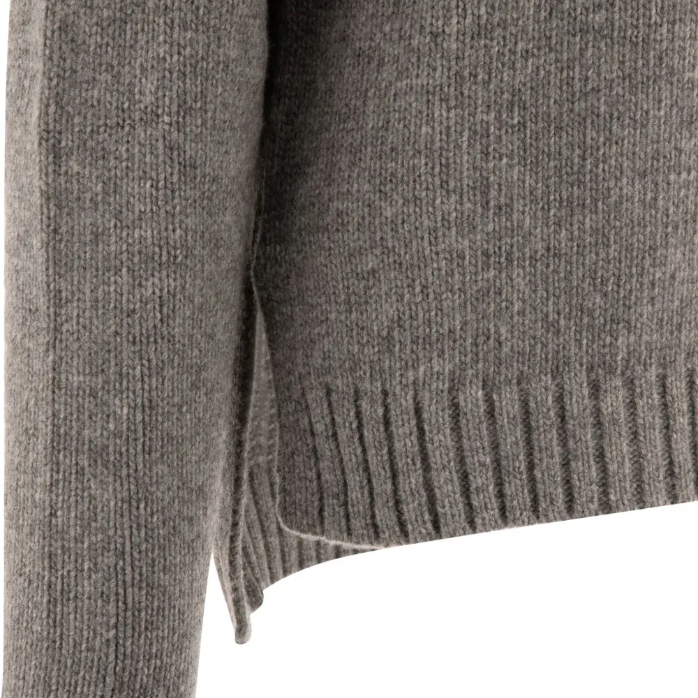 Свитер с круглым вырезом