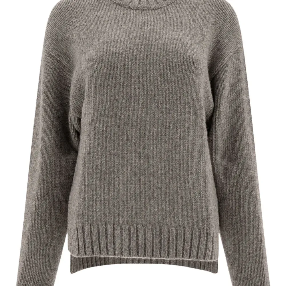 Свитер с круглым вырезом