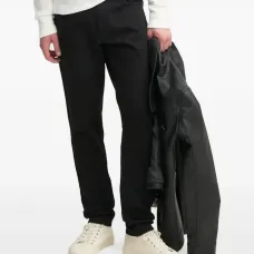 Джинсы с вышивкой на карманах