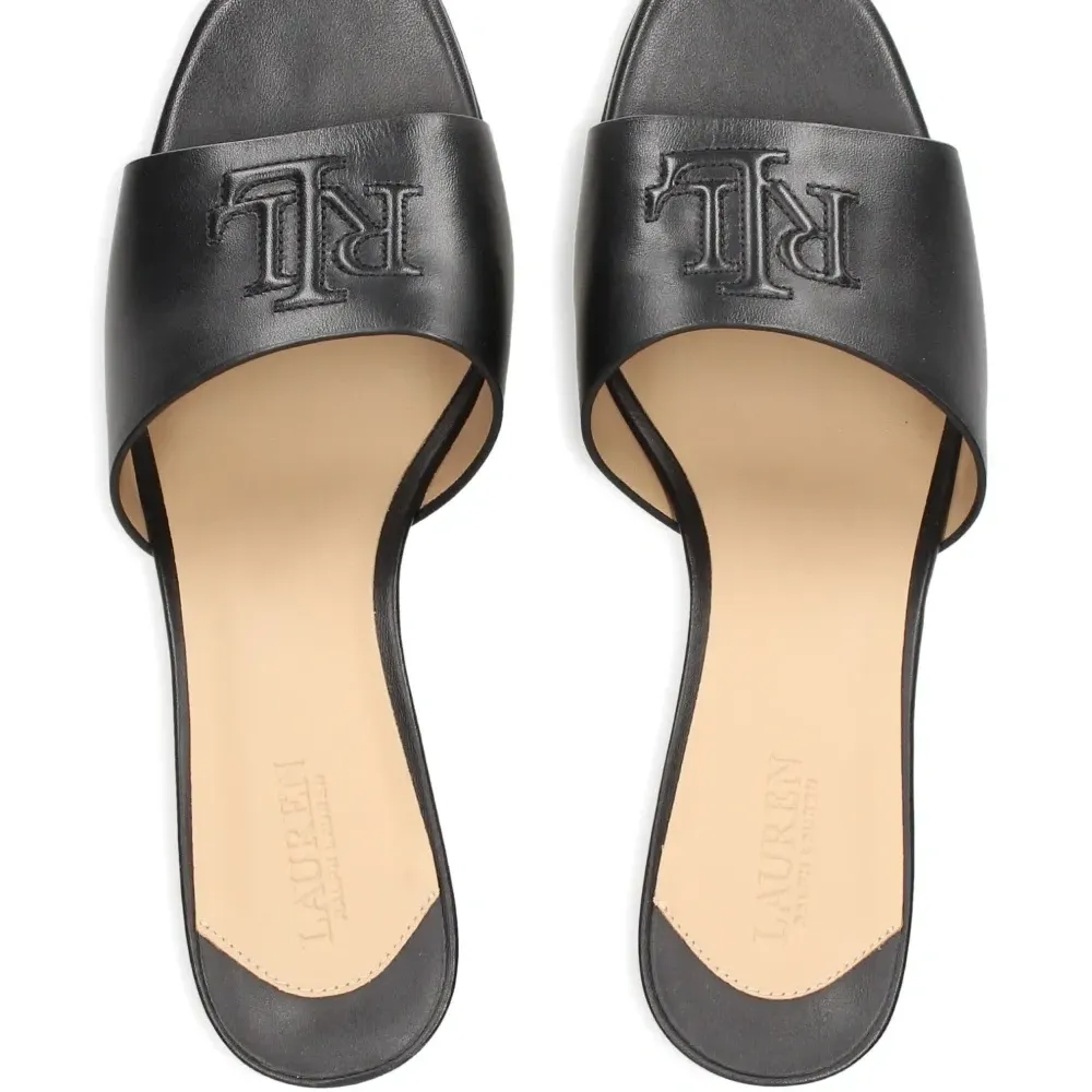 сандалии с тисненым логотипом и открытым носком