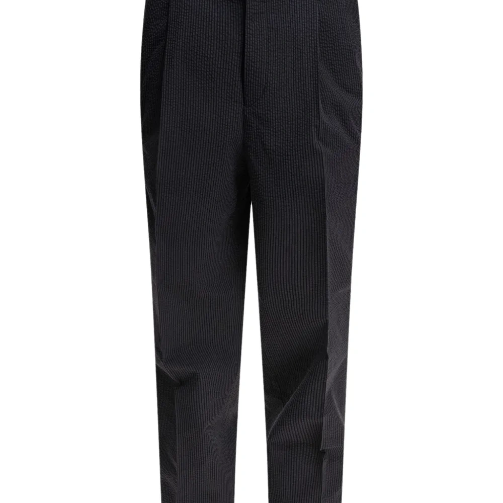 Брюки в тонкую полоску со складками