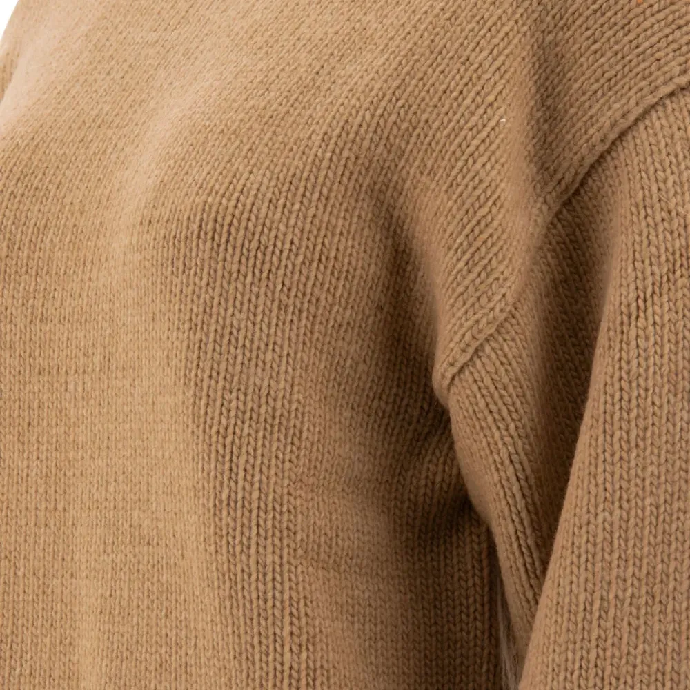 Свитер с круглым вырезом