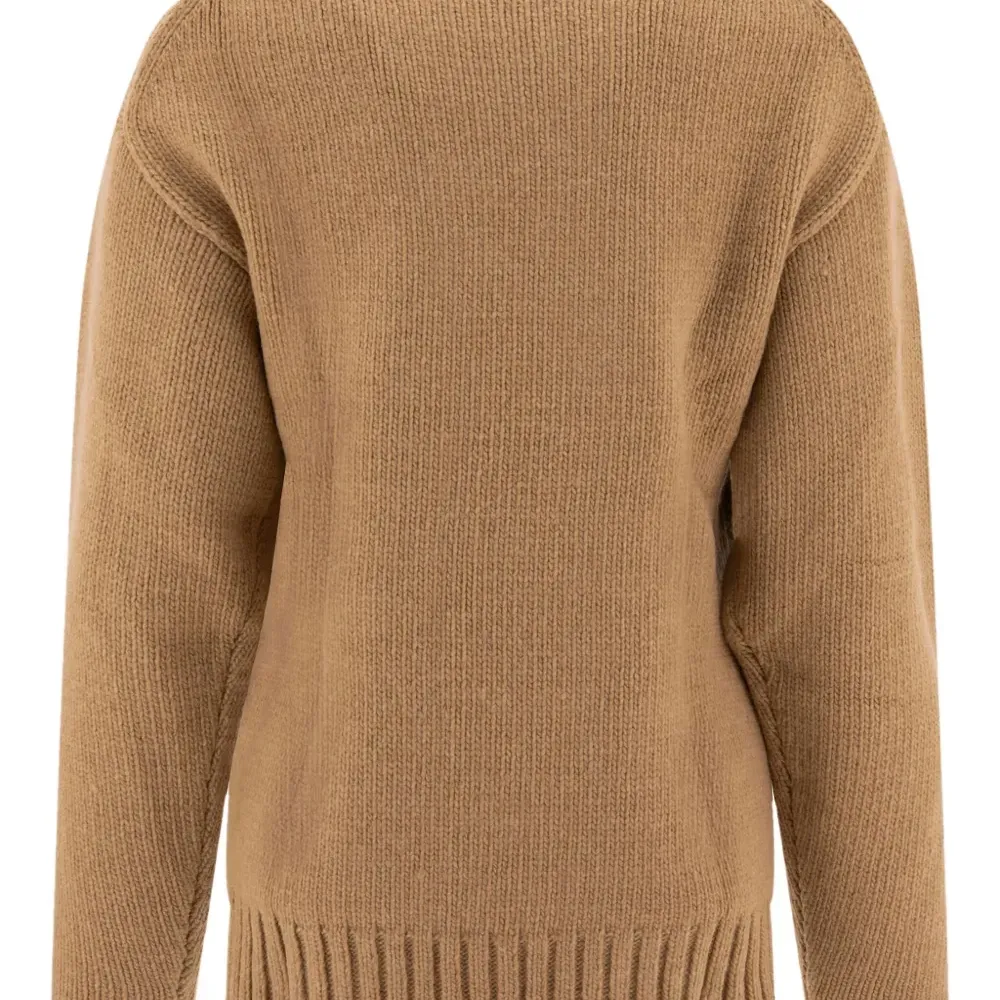 Свитер с круглым вырезом