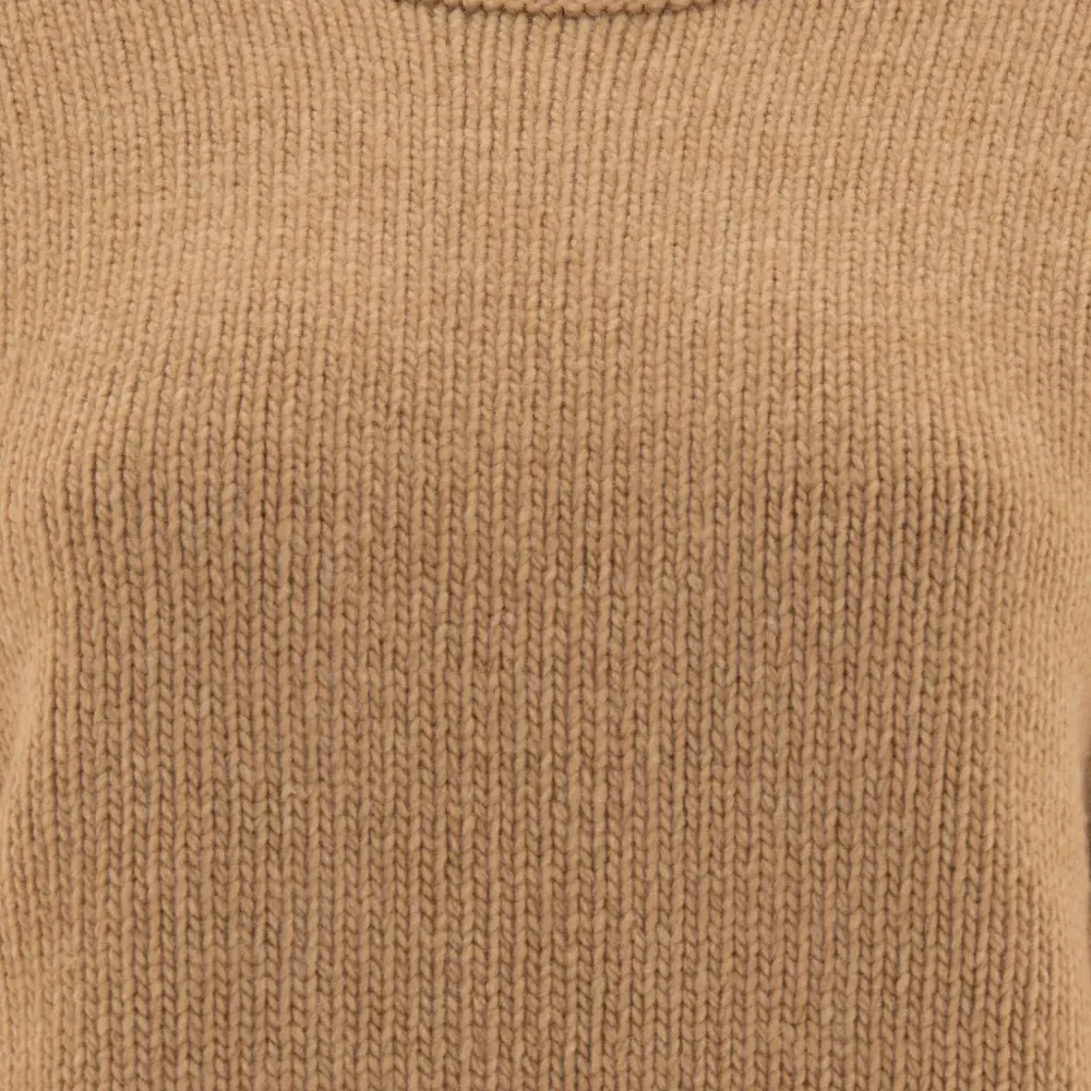 Свитер с круглым вырезом