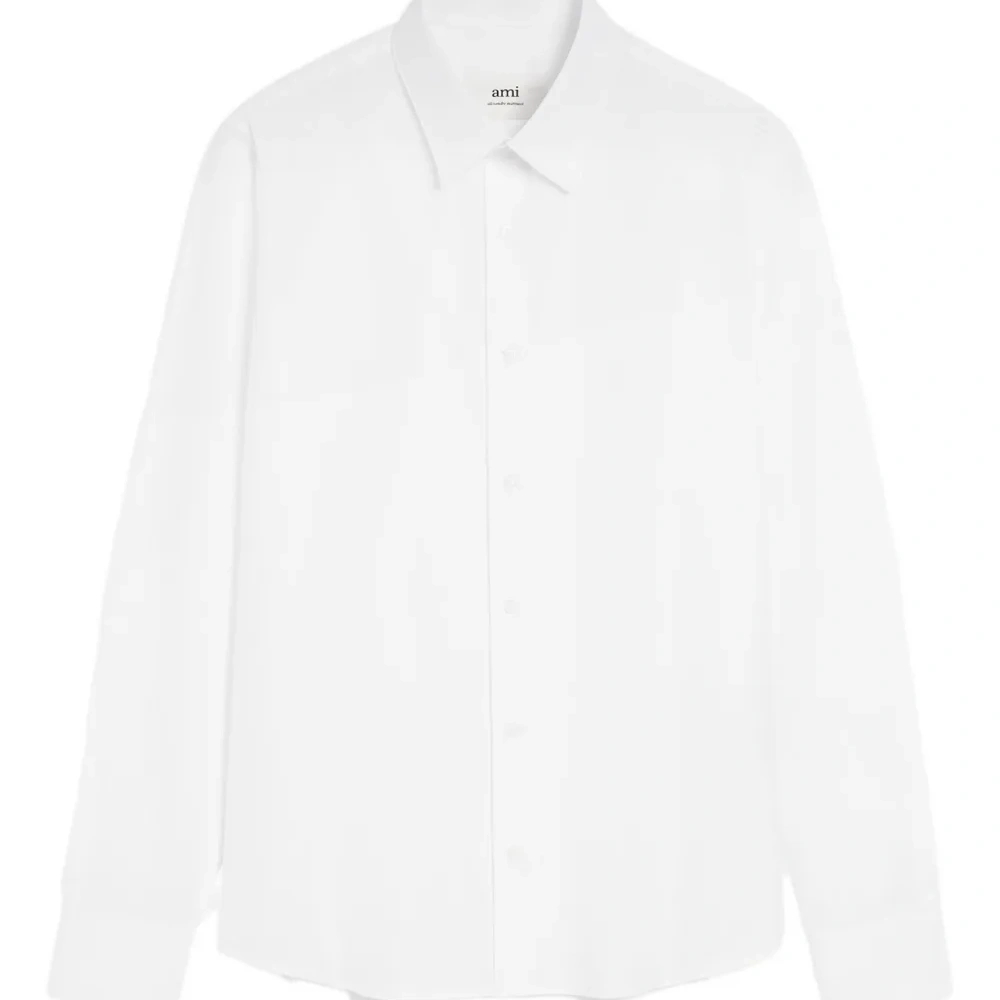 рубашка с тисненым логотипом