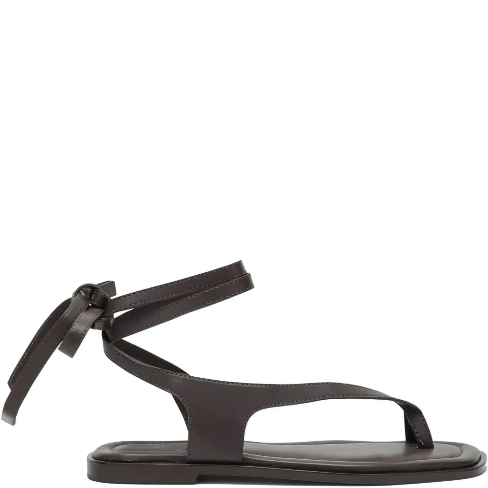 Сандалии на плоской подошве