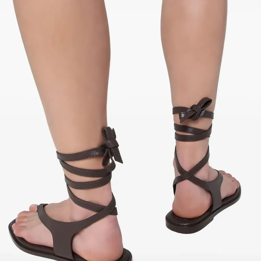 Сандалии на плоской подошве