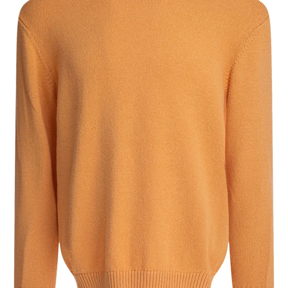 Свитер с круглым вырезом