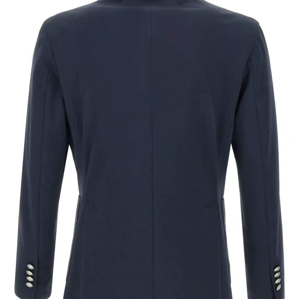 пиджак строгого кроя