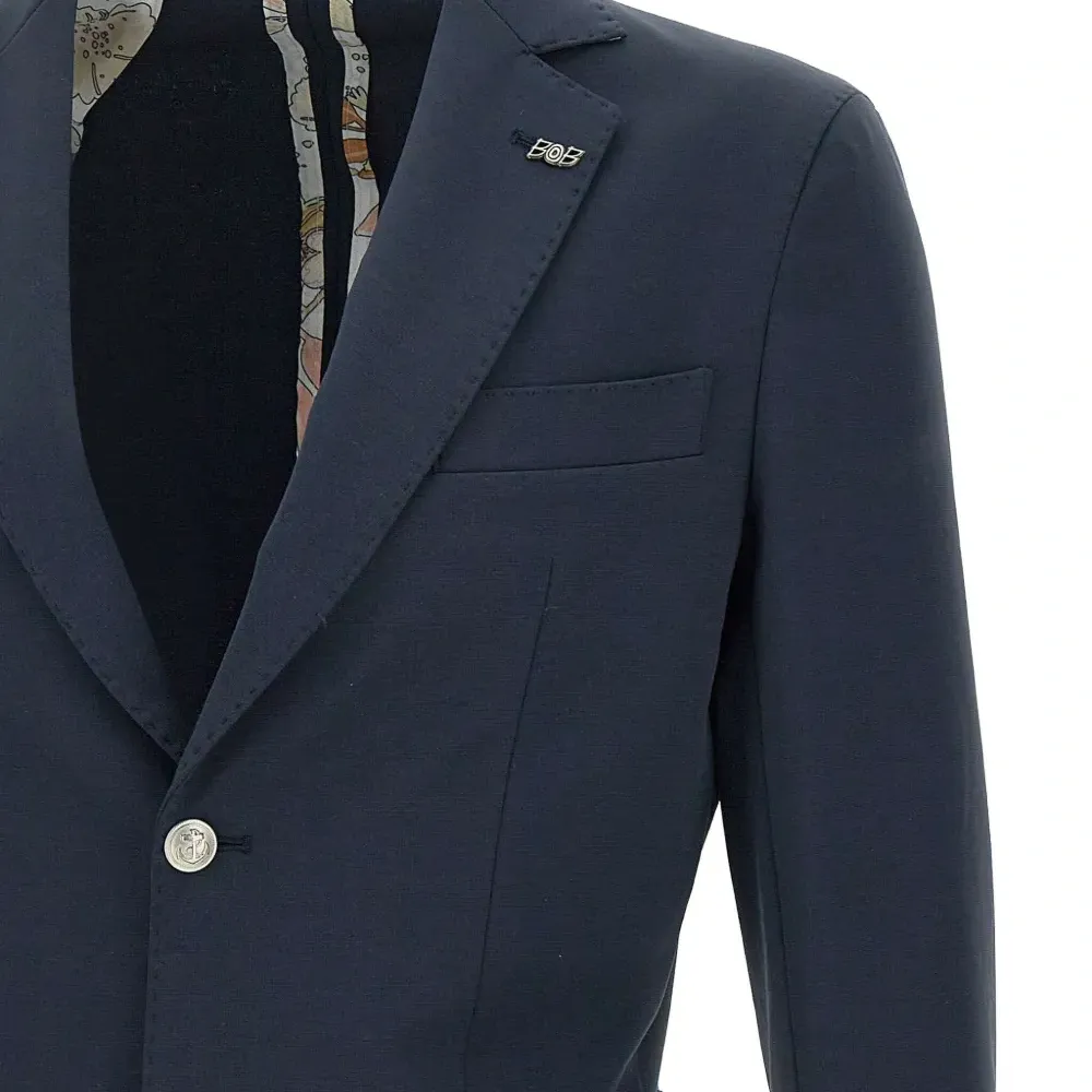 пиджак строгого кроя