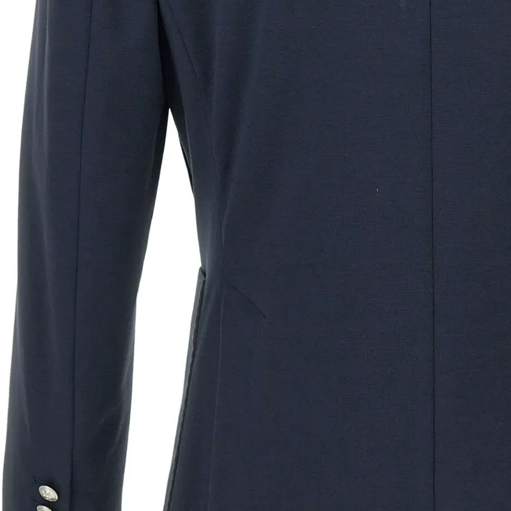 пиджак строгого кроя