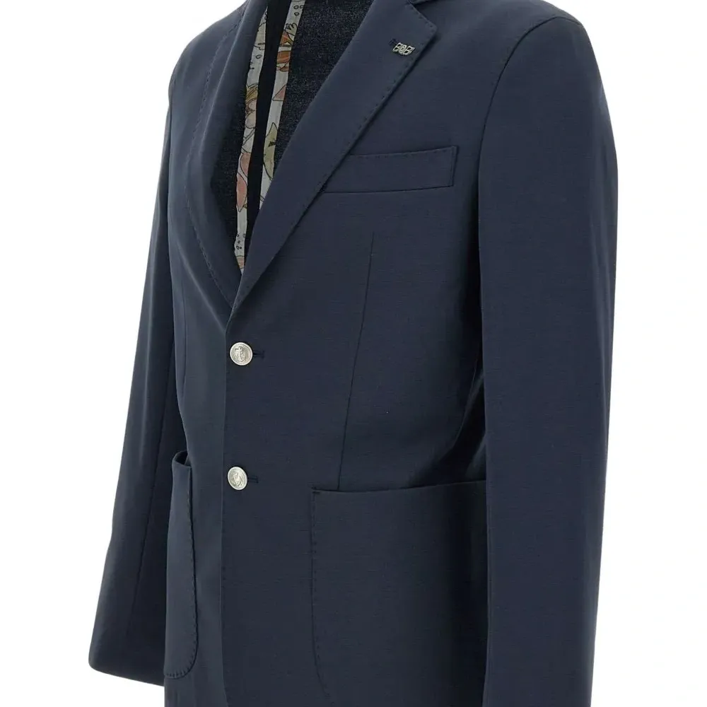 пиджак строгого кроя