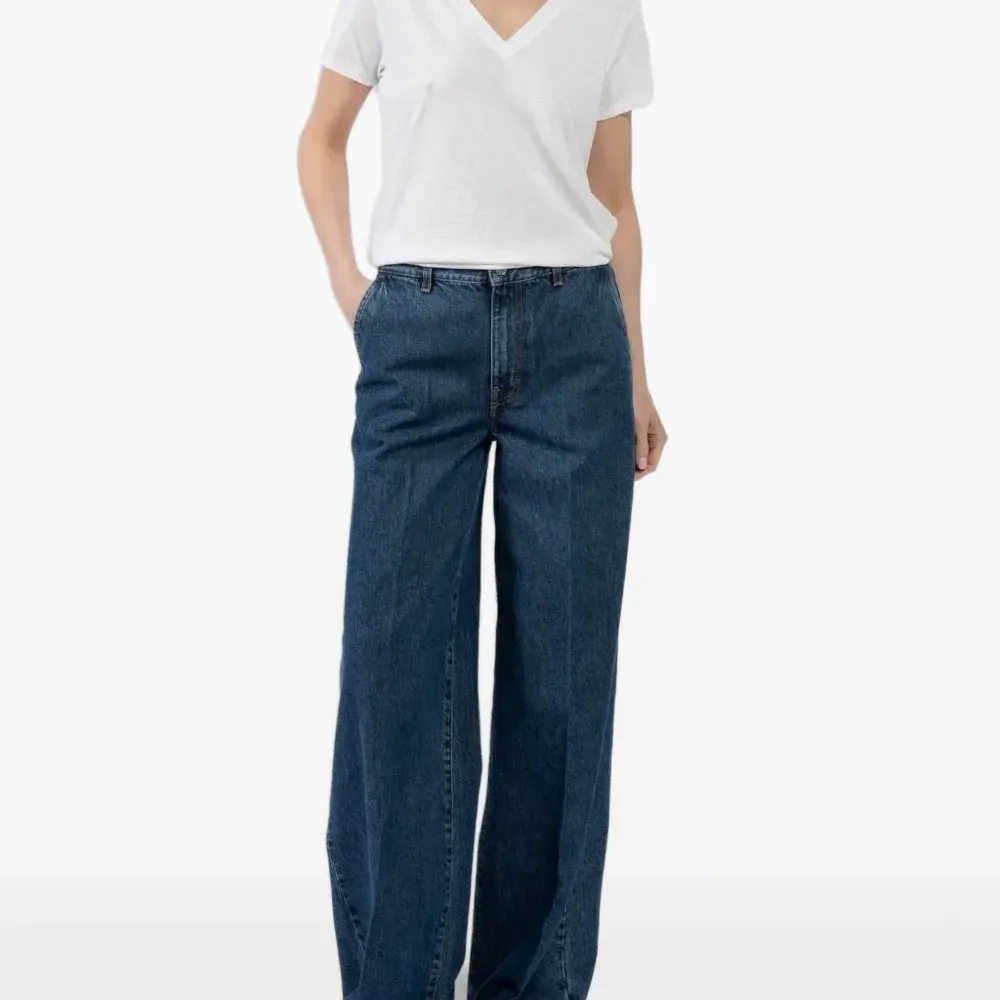 Футболка с V-образным вырезом