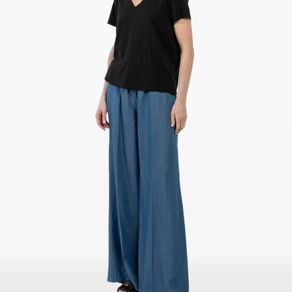 Футболка с V-образным вырезом и короткими рукавами Ellie