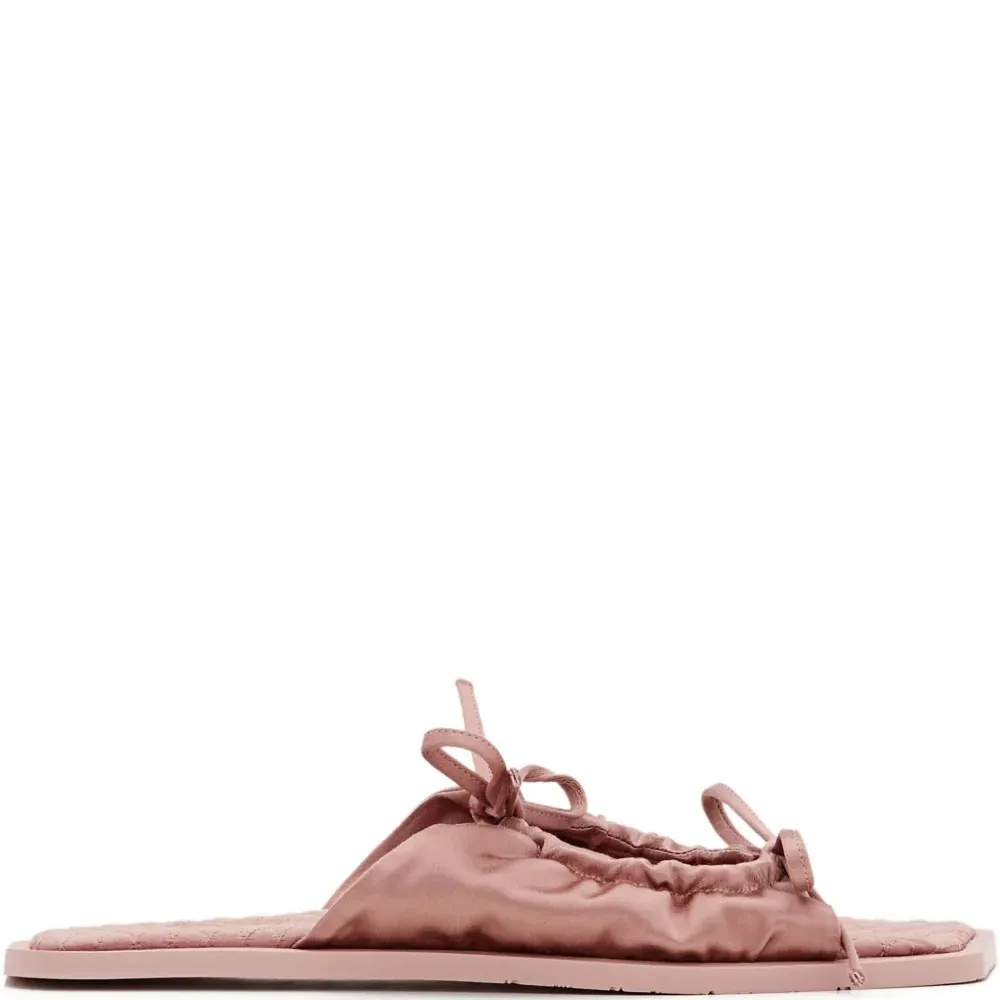 Стеганые плоские сандалии