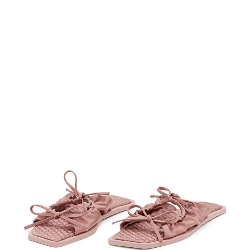 Стеганые плоские сандалии