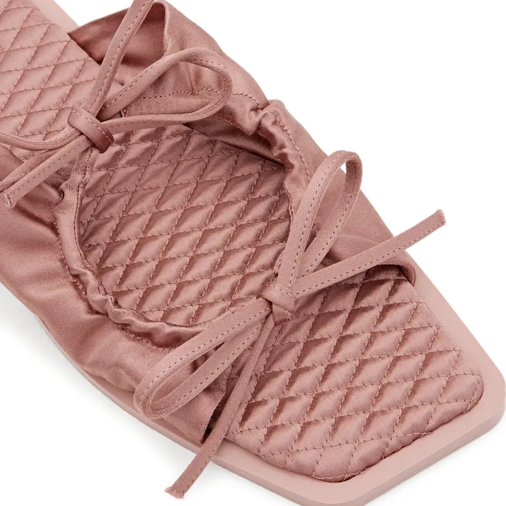 Стеганые плоские сандалии