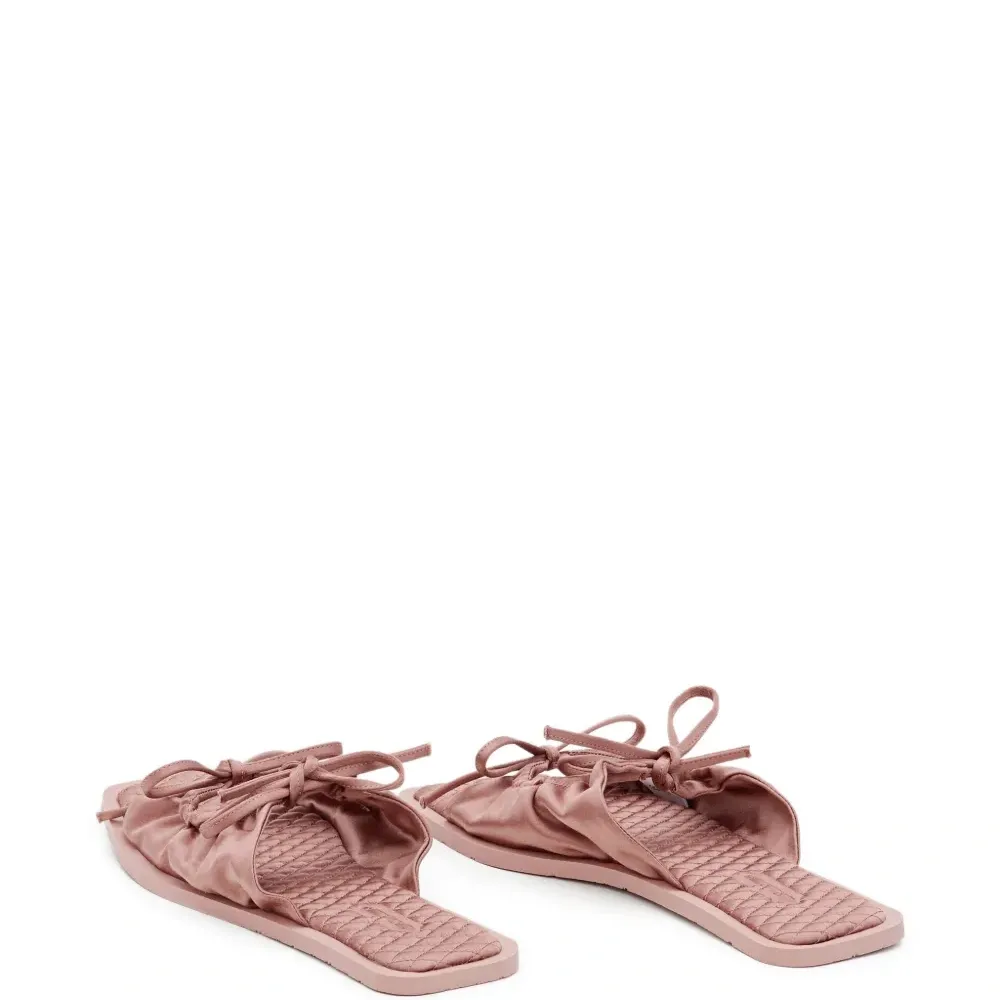 Стеганые плоские сандалии