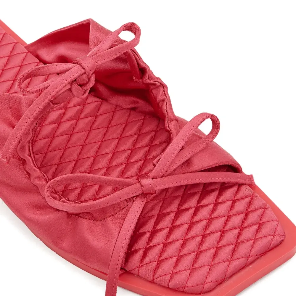 Стеганые плоские сандалии с бантом