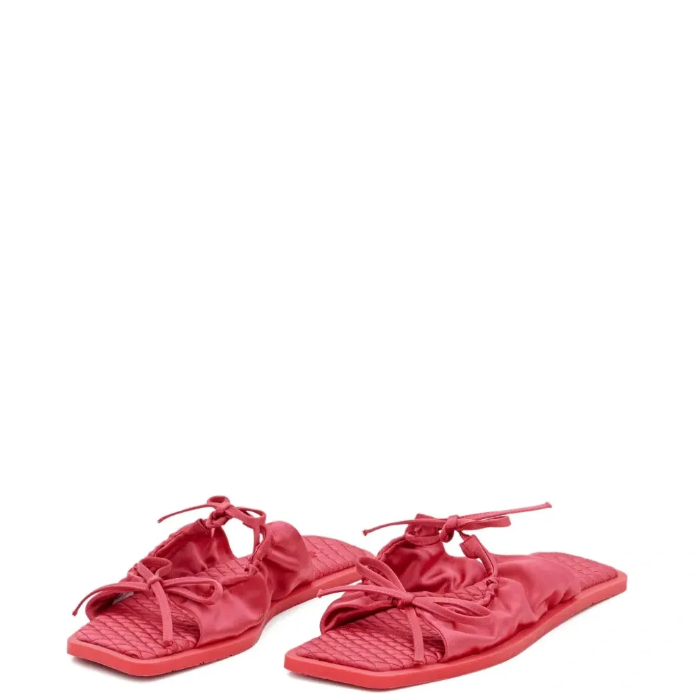 Стеганые плоские сандалии с бантом