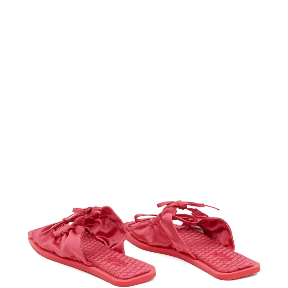 Стеганые плоские сандалии с бантом