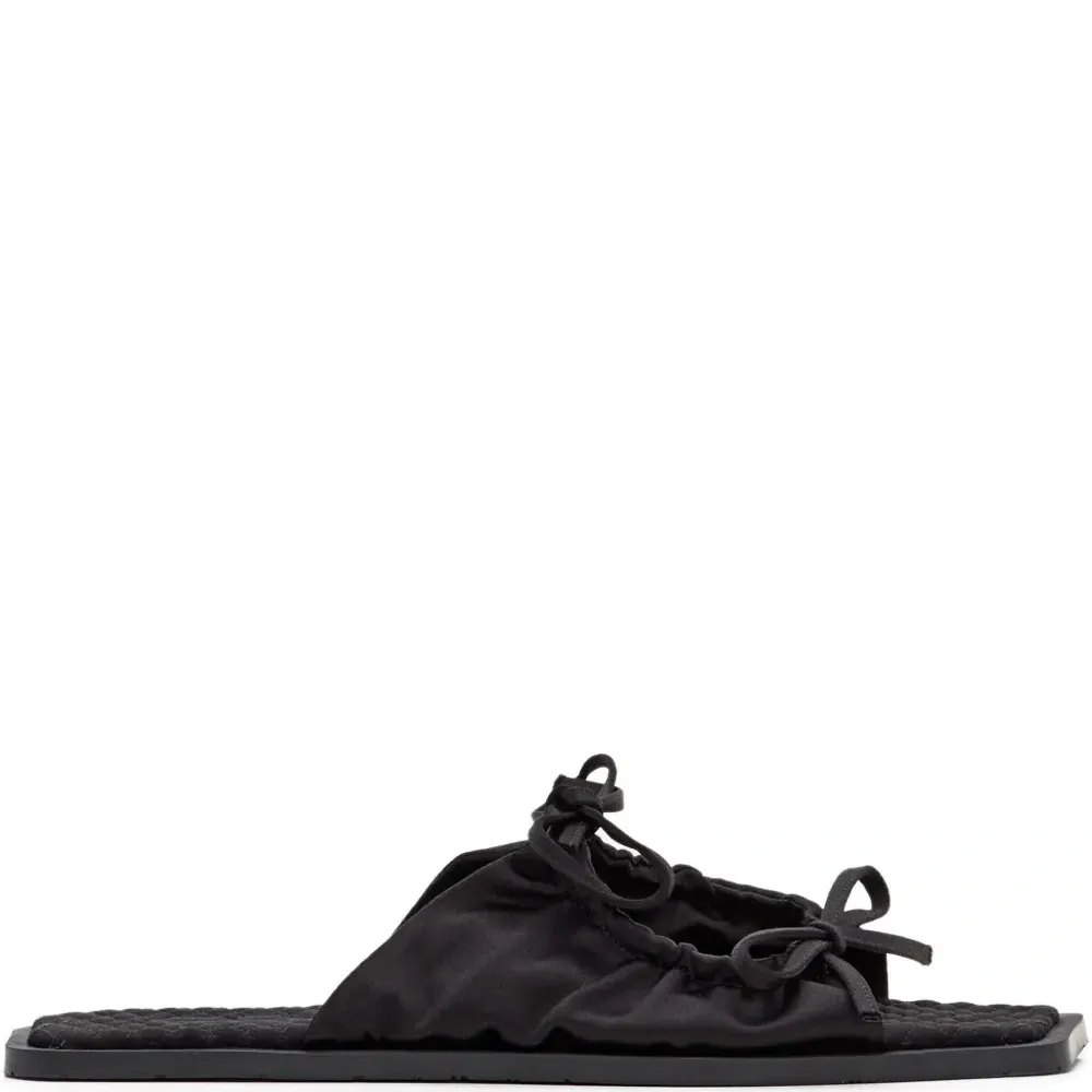 Стеганые босоножки с бантом