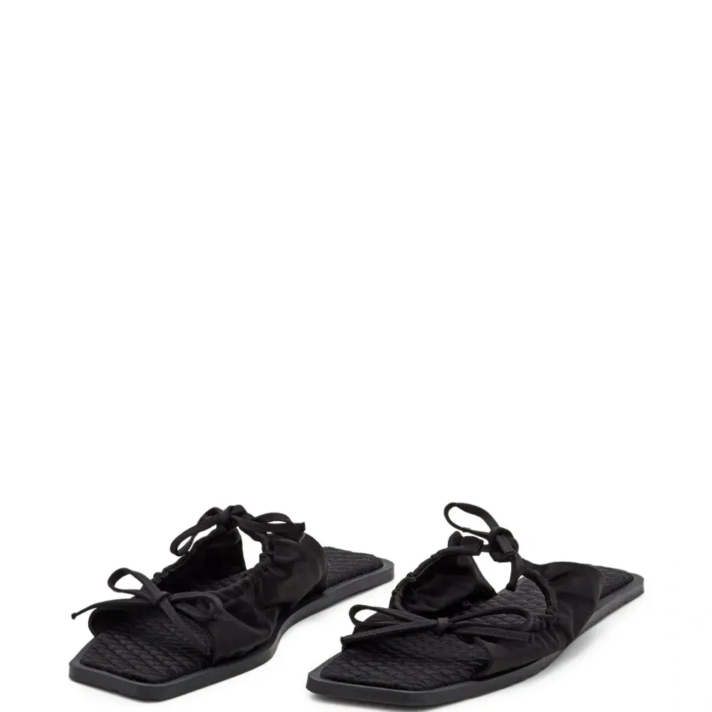 Стеганые босоножки с бантом