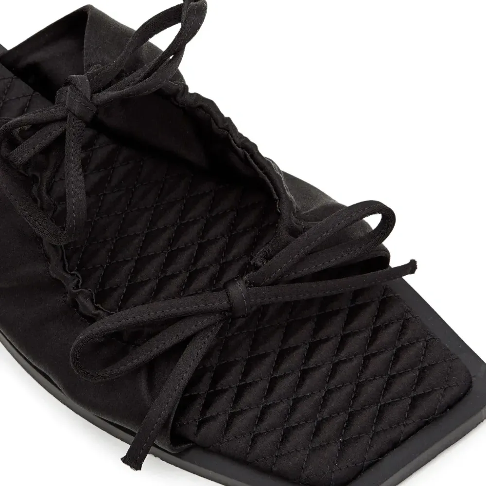 Стеганые босоножки с бантом