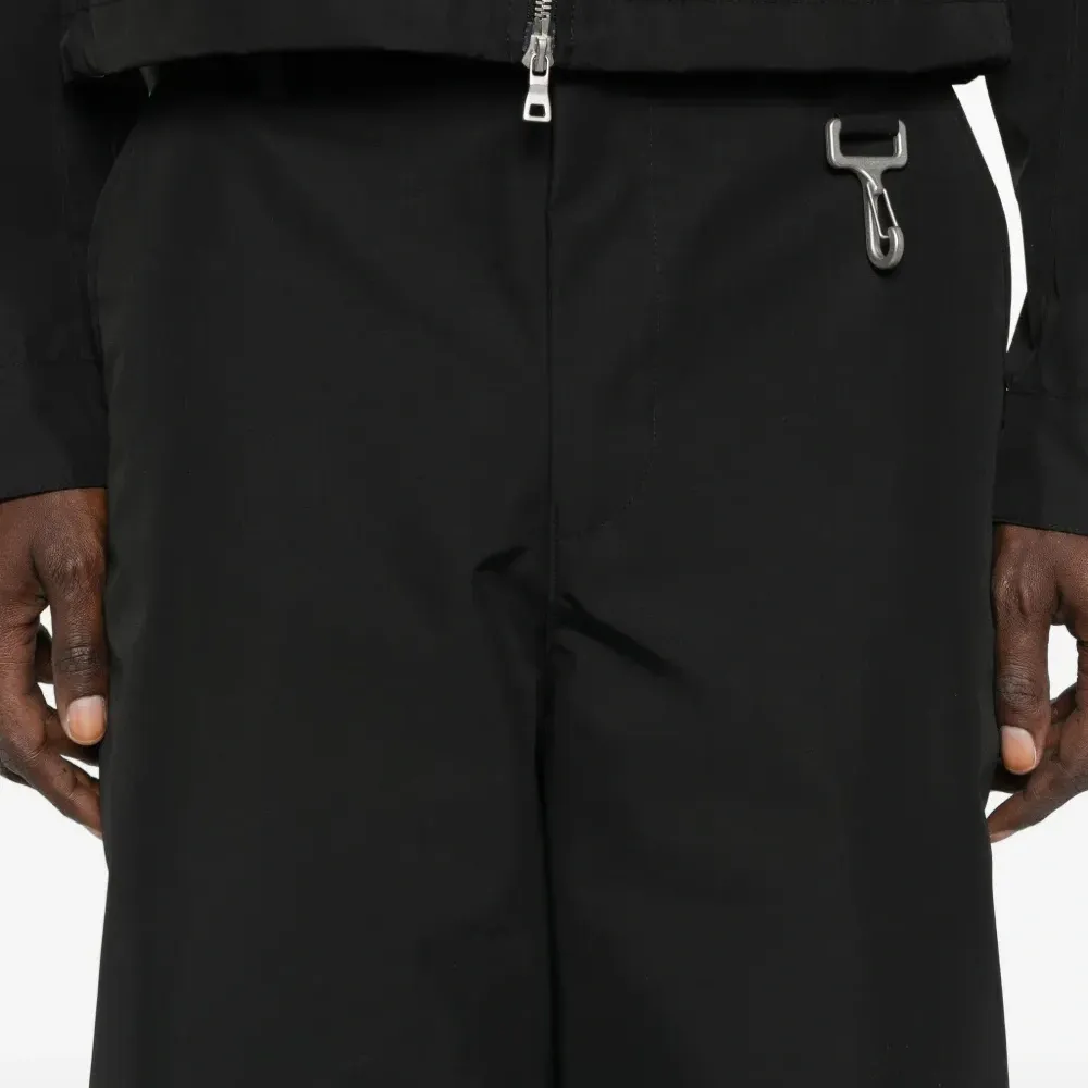 Брюки прямого кроя с застежкой-деталью