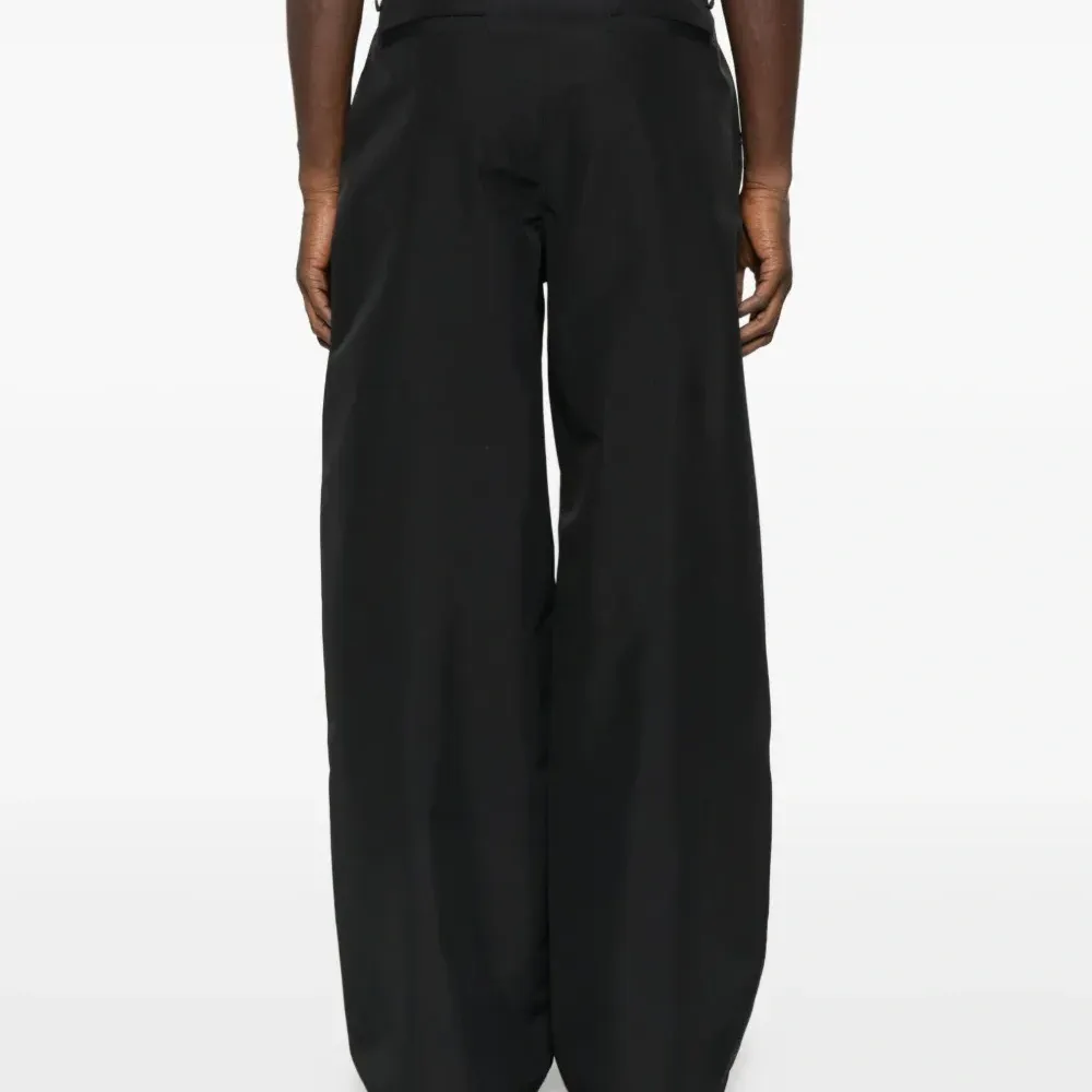 Брюки прямого кроя с застежкой-деталью