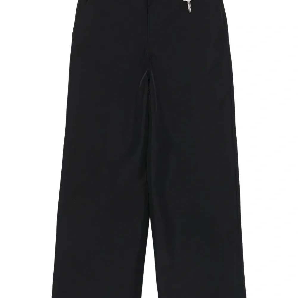 Брюки прямого кроя с застежкой-деталью