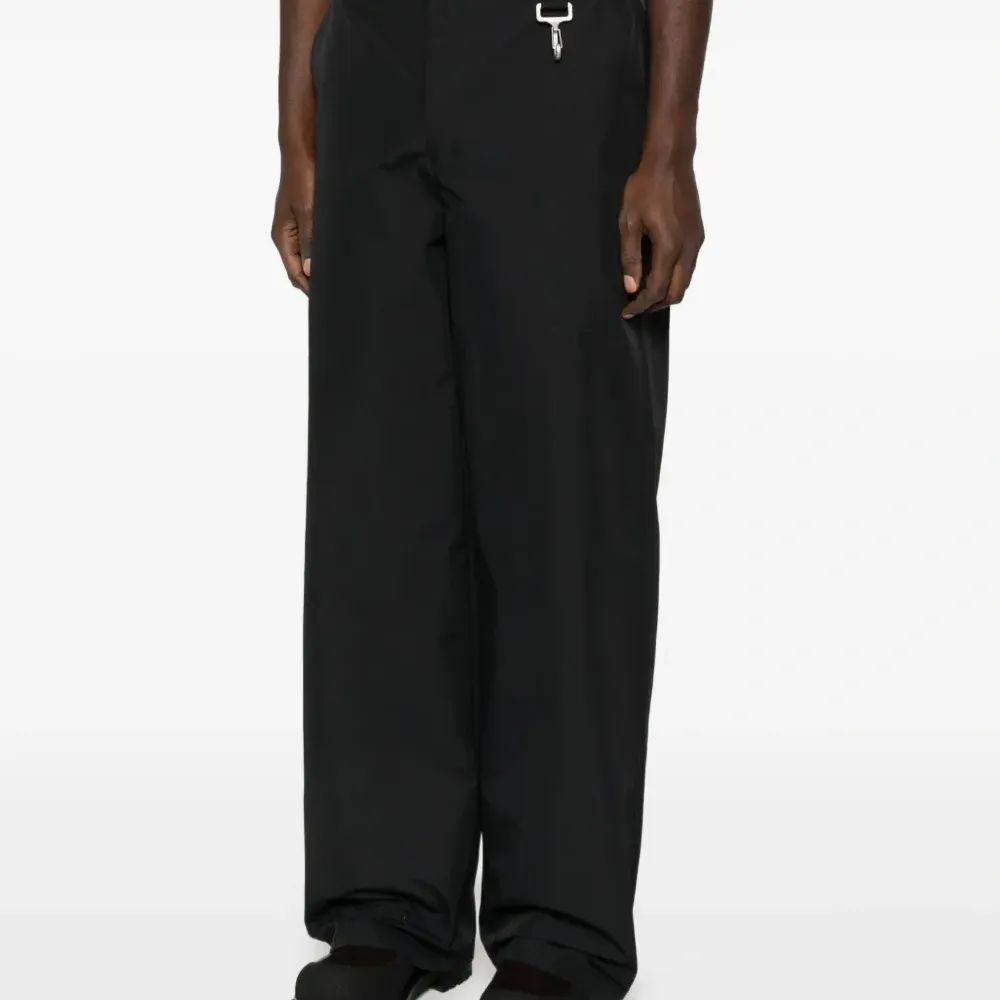 Брюки прямого кроя с застежкой-деталью