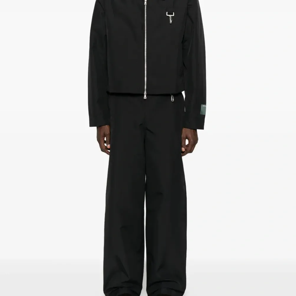 Брюки прямого кроя с застежкой-деталью