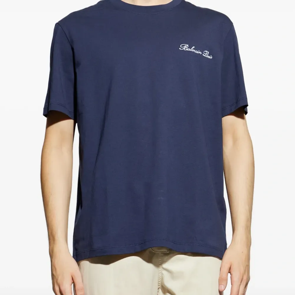 футболка с вышитым логотипом