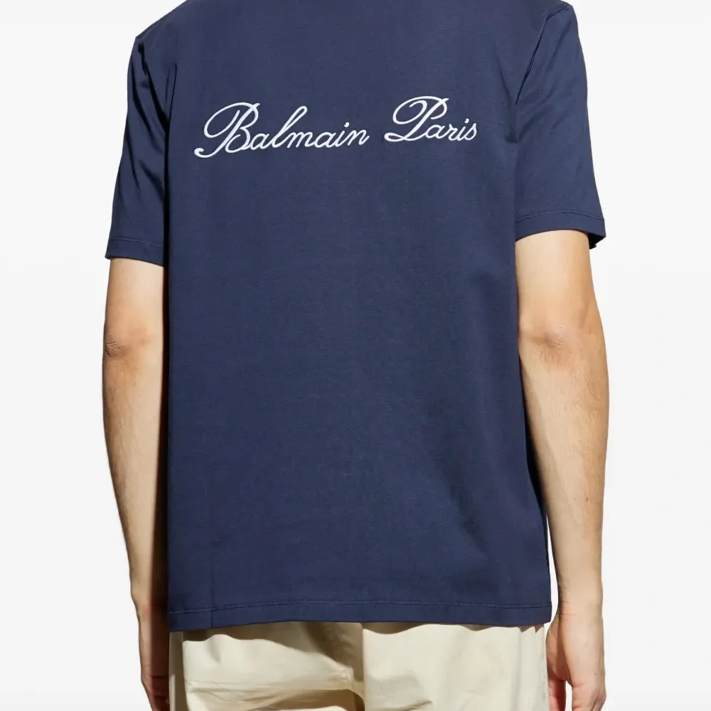 футболка с вышитым логотипом