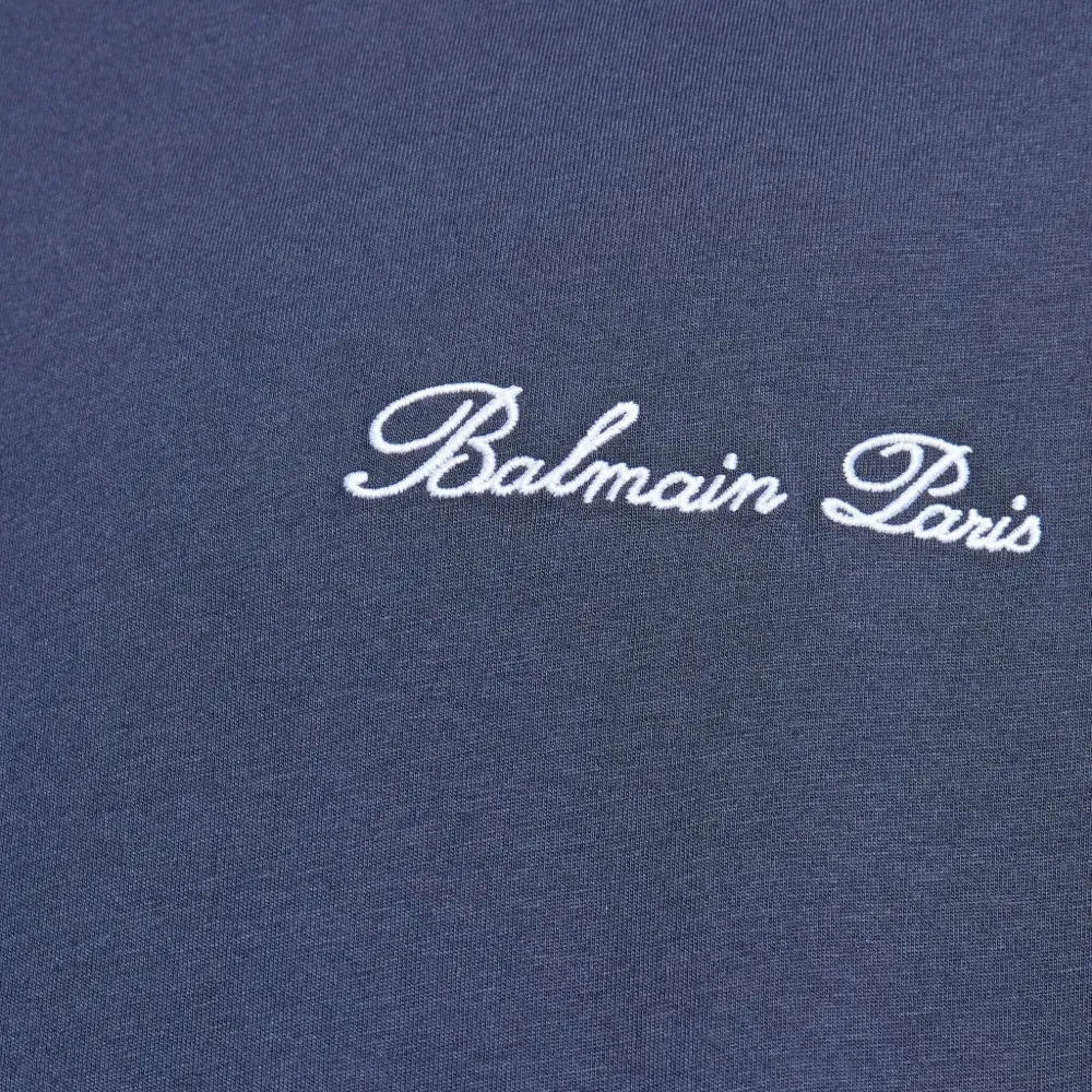 футболка с вышитым логотипом