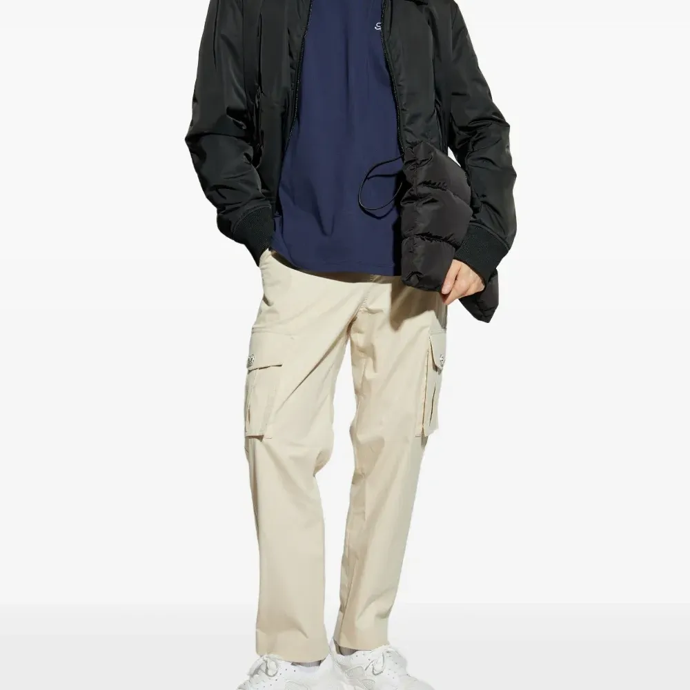 футболка с вышитым логотипом