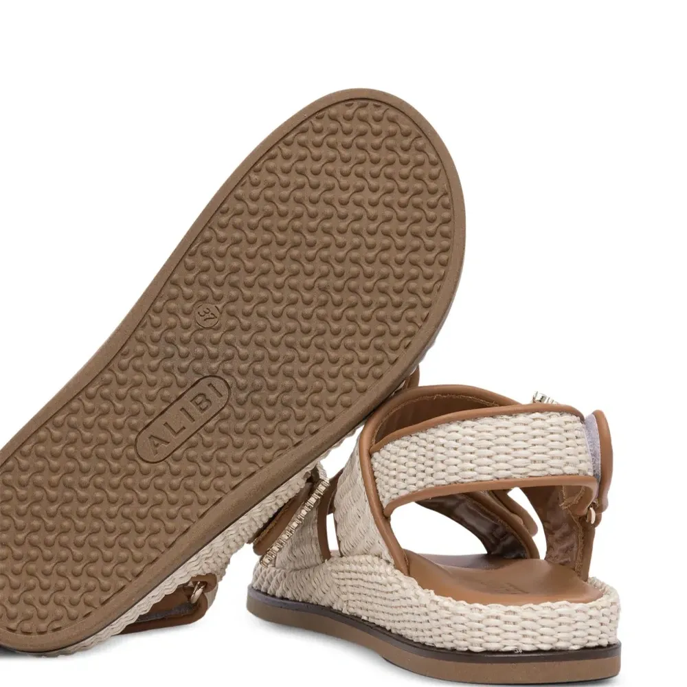 Сандалии с пряжкой