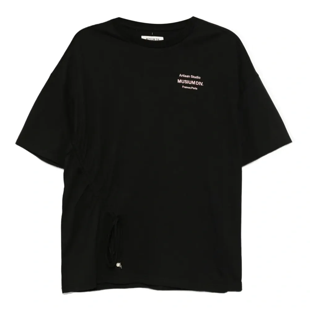 футболка с вышитым логотипом